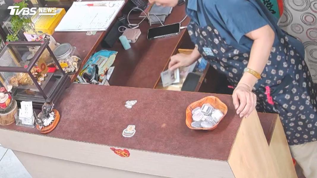 店家透露,老翁不斷向他借500元,一開始聽不太懂對方在說什麼,最後才明白是要借錢吃飯。(圖/TVBS)