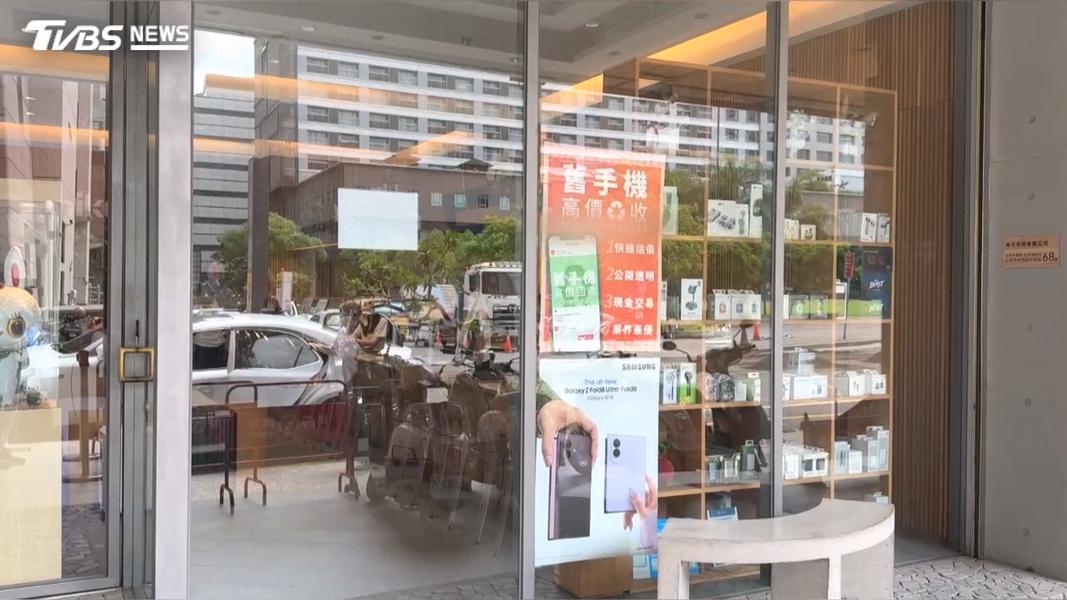 李姓女員工從今年初開始利用公司內部漏洞,一次次從倉庫搬走iPhone 17系列手機。(圖/TVBS)