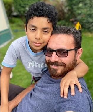 11 歲少年傑登·希哈塔在上學途中因專注手機不幸遭火車撞逝,家屬事後發起連署請願,要求當局還給民眾安全的通行環境(圖/翻攝自Metro)