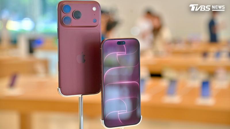 iPhone 18新色「勃根地紅」賣翻。(圖/胡瑞麒攝)