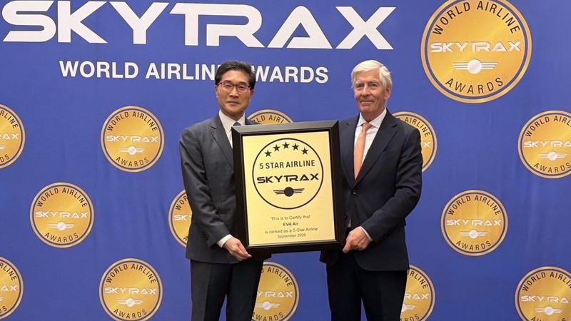 長榮航空不僅連續11年被評選為五星級航空公司,更榮獲2026年SKYTRAX三項世界第一的殊榮,由SKYTRAX Edward Plaisted執行長(右)頒獎,長榮航空廖至維首席副總經理親自前往領獎(左)。(圖/長榮航空)