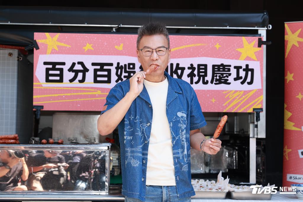 沈玉琳套中島在烤香腸慶功。(圖/趙世平攝)