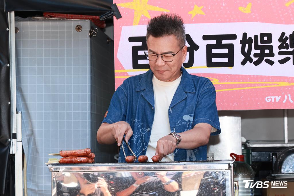 沈玉琳親自烤香腸發送。(圖/趙世平攝)