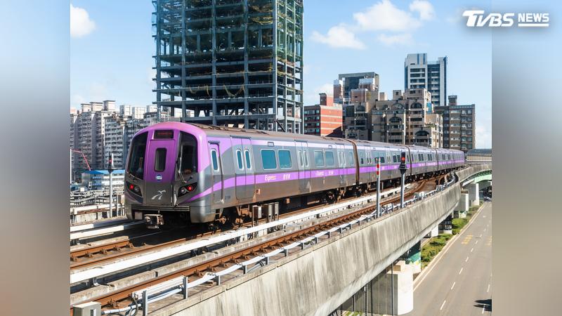 日本網友來台出差搭乘桃園機場捷運,拍下車廂內的絕美焊接細節並發文讚嘆,意外吸引逾 2,000 萬人次觀看朝聖。(圖/Shutterstock達志影像)