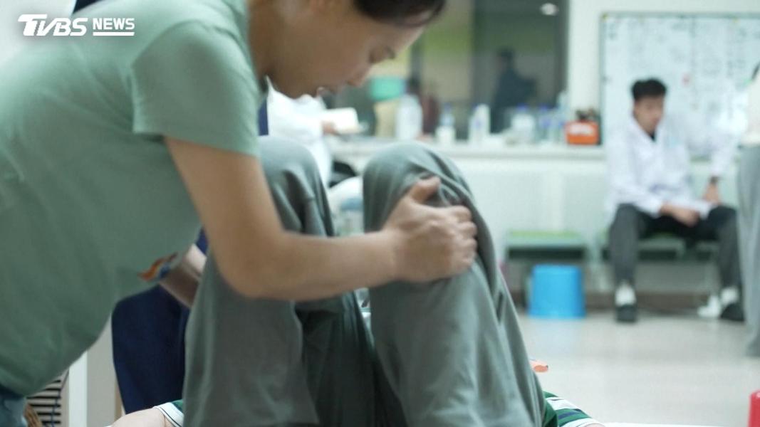 孩子脊椎側彎恐是「這重大疾病」!醫師示警:走路不穩、排尿異常是警訊(圖/TVBS)