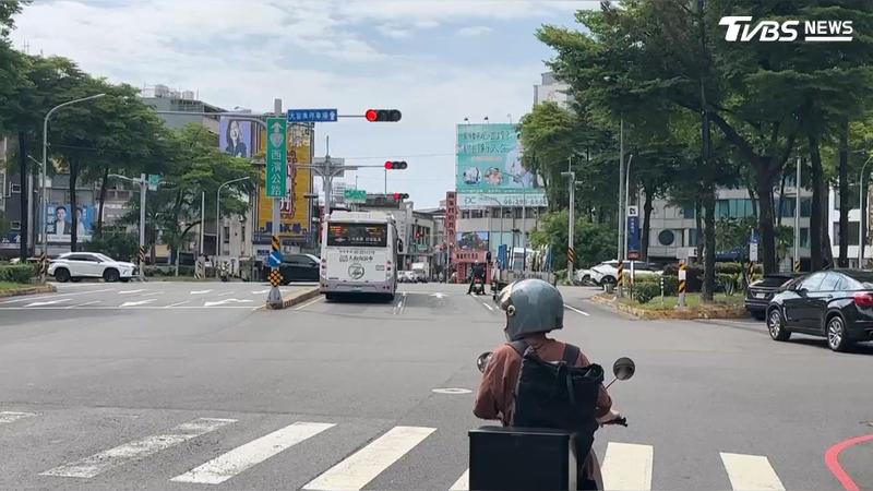 台南有民眾碰到的卻是,紅燈一路等了508秒,整整8分28秒,汽車、公車、機車全卡在路口,原來是號誌控制器故障(圖/TVBS)