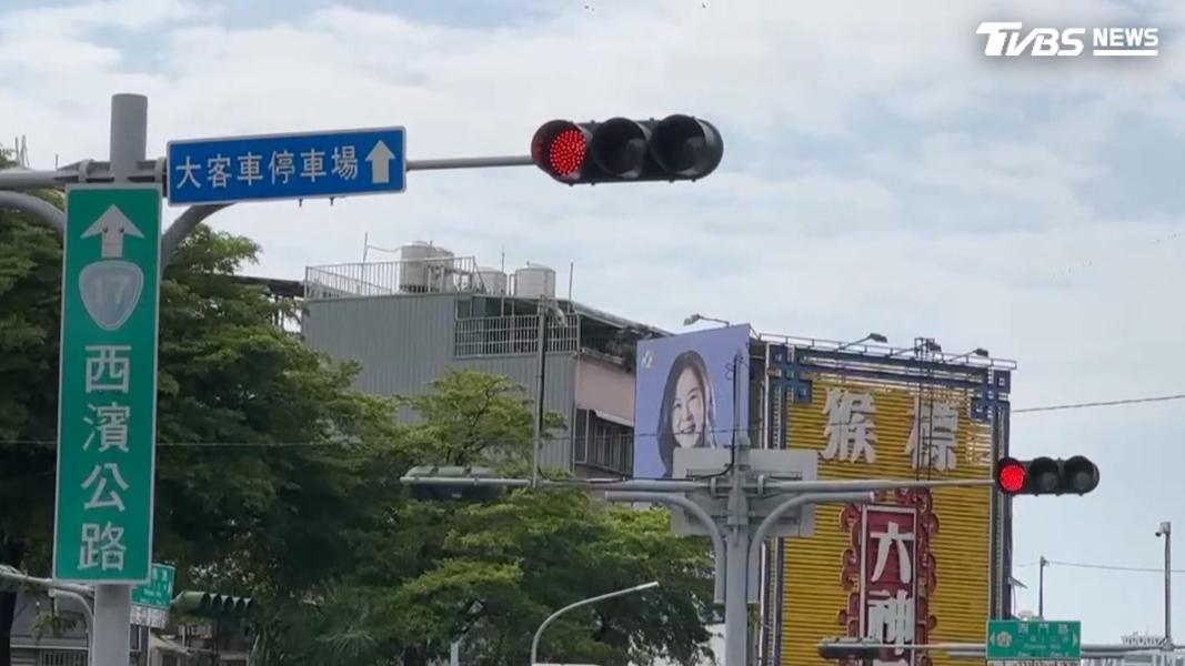 一般紅綠燈的等待時間,民眾表示通常約一分鐘左右屬於正常範圍,面對這次長達八分多鐘的等待,闖紅燈也不是、繼續等也不是(圖/TVBS)