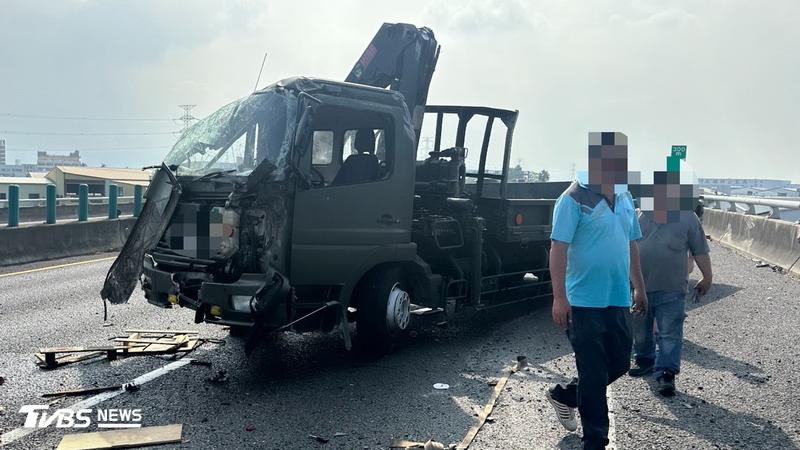 國道3號台中路段發生軍用大卡車側翻。(圖/警方提供)
