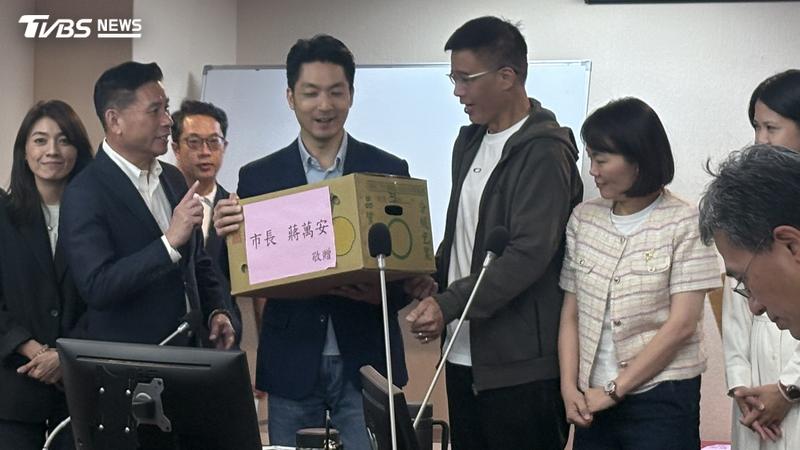 台北市長蔣萬安下午赴議會各委員會送水果致意。(圖/黃芊昀攝)