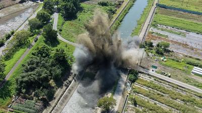 拆橋兼演習!爆破拆溪洲三號橋「瞬間斷兩截」 炸橋畫面曝