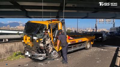 快訊/蘆洲拖吊車嚴重自撞「車頭全爛」 駕駛一度受困骨折送醫