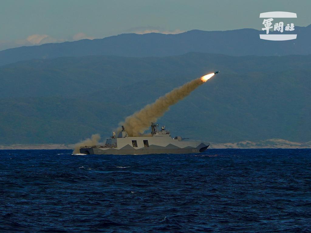 海軍旭江軍艦射擊雄風二型飛彈。(圖/國防部提供)