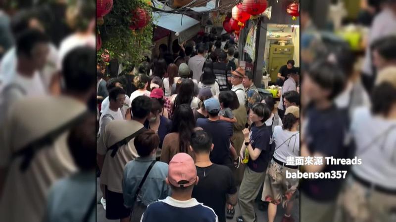 九份老街人潮擠爆。(圖/民眾提供)