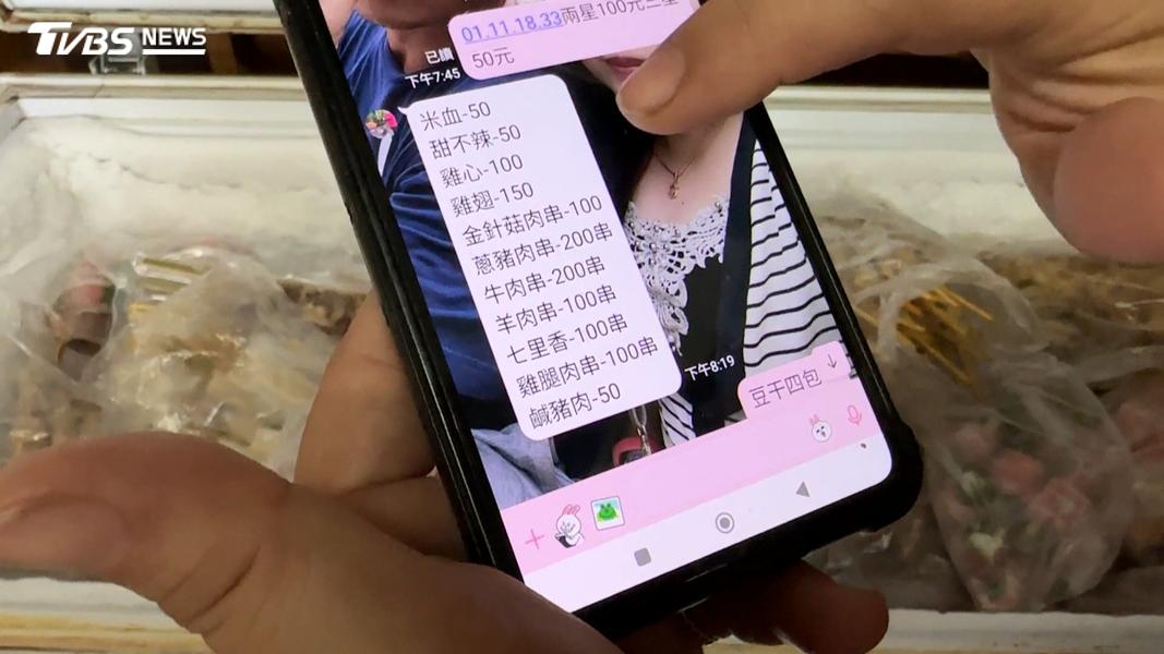民眾向烤肉餐車業者洽談,最初訂購1200串、共5萬元的烤串,但活動進行到一半時,又臨時追加1200串(圖/TVBS)