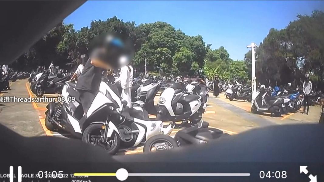 大一生停車場連撞2次波及4車!關鍵失誤曝 同學曝正確處置。(圖/Threads arthur_08_09)