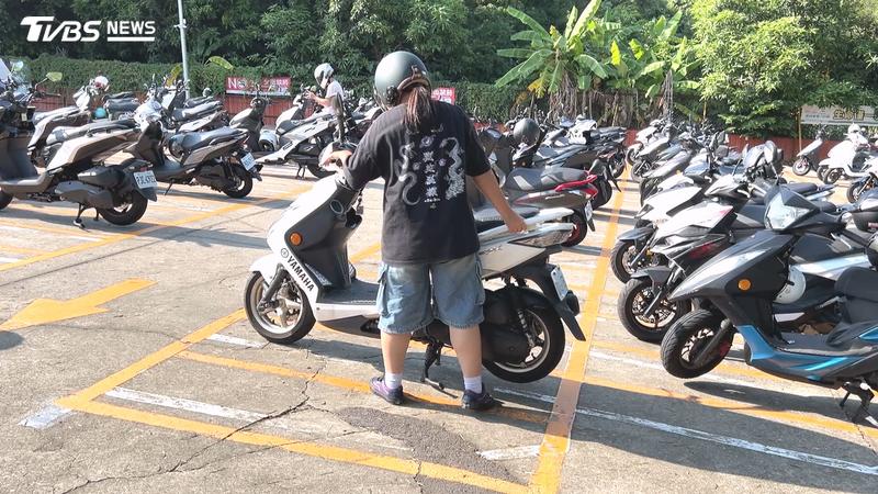 大一生停車場連撞2次波及4車!關鍵失誤曝 同學曝正確處置(圖/TVBS)
