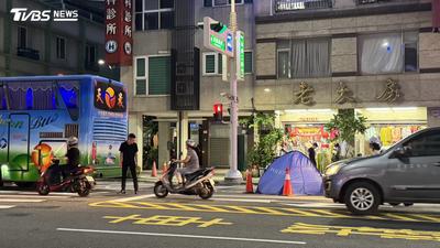 快訊/高雄火車站死亡車禍 女騎士遭遊覽車輾爆頭趴地慘亡