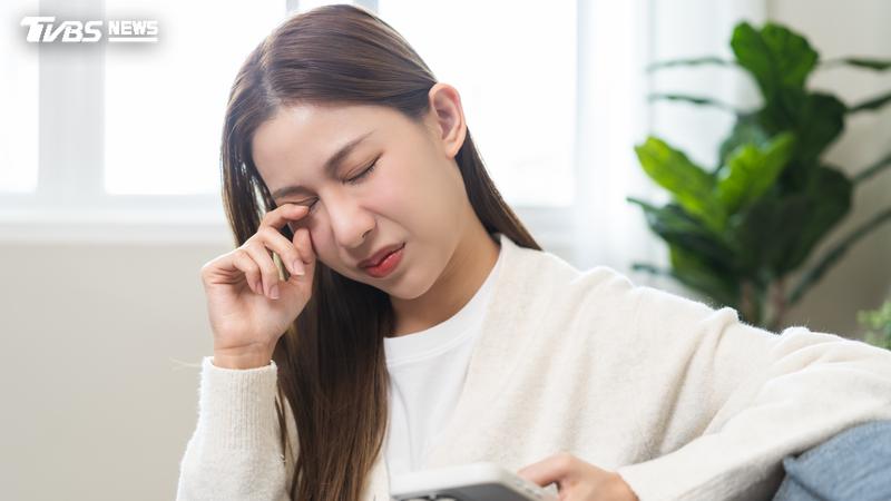 更年期女性受乾眼症狀影響的比例最高可達60%。(示意圖/Shutterstock達志影像)