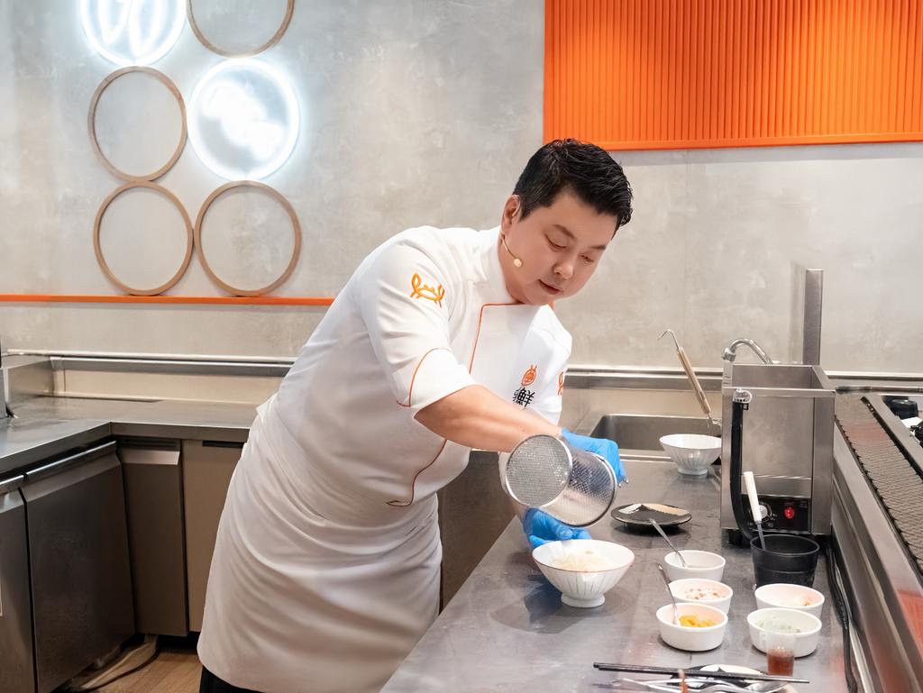 鄭鎬泳親自示範料理「蟹肉奶油烏龍麵」。(圖/爭鮮餐飲集團提供)