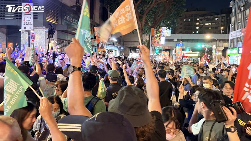 沈伯洋今日晚間前往大同區延三夜市掃街,現場擠滿大量人潮。(圖/傅乙珮攝)
