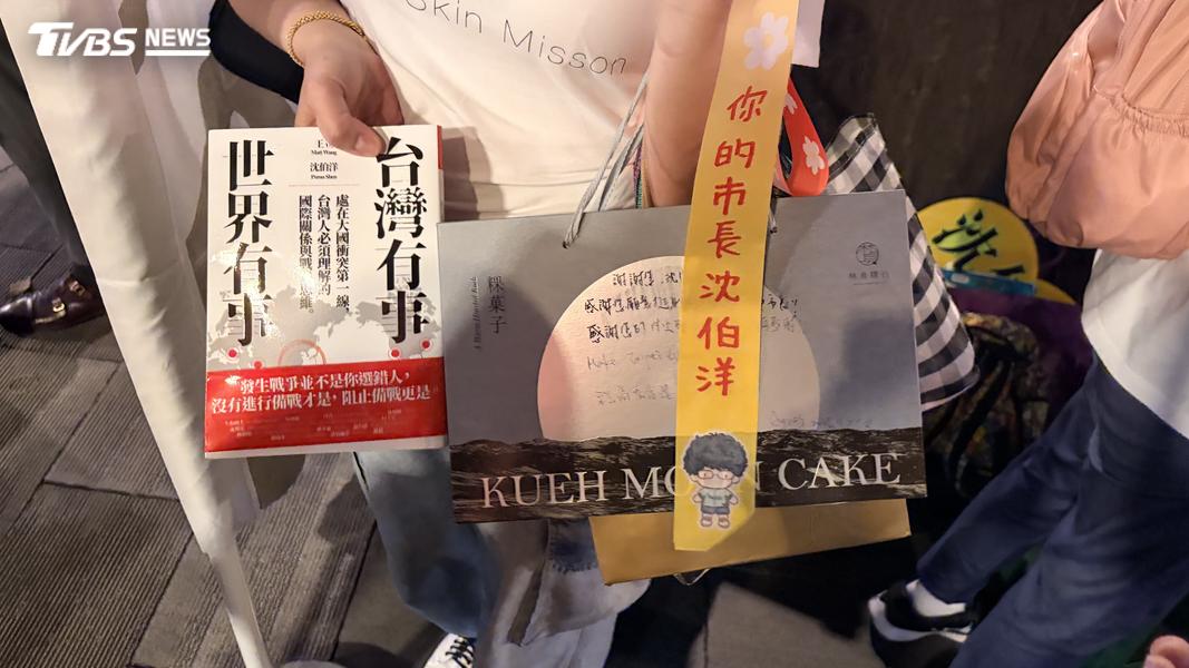 沈伯洋支持者游小姐早在下午四時就抵達排隊點,準備與沈伯洋合照。(圖/傅乙珮攝)