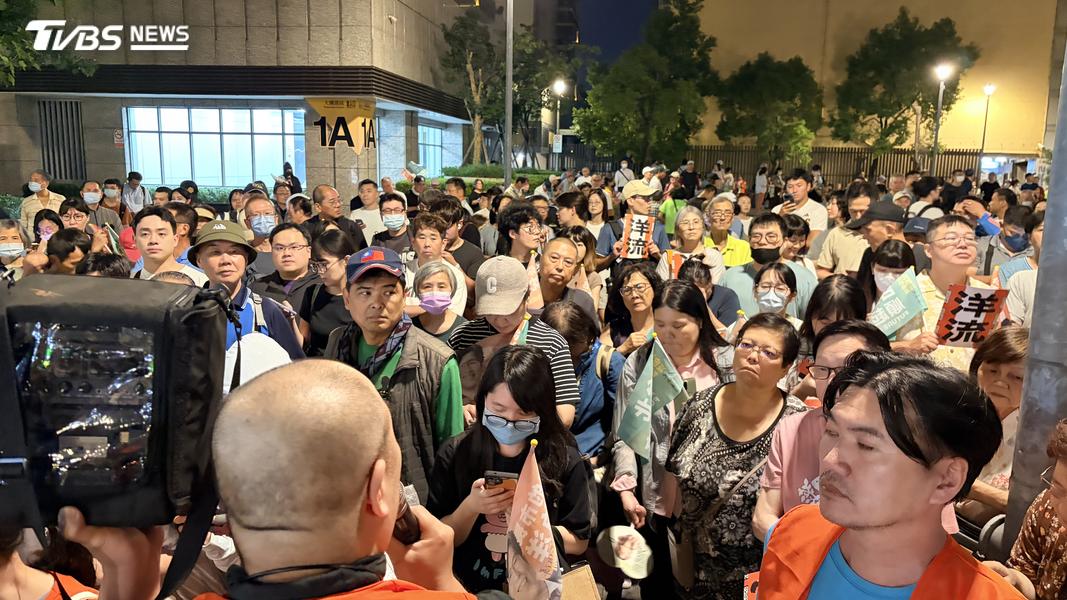 沈伯洋今日晚間前往大同區延三夜市掃街,晚間7時人潮。(圖/傅乙珮攝)
