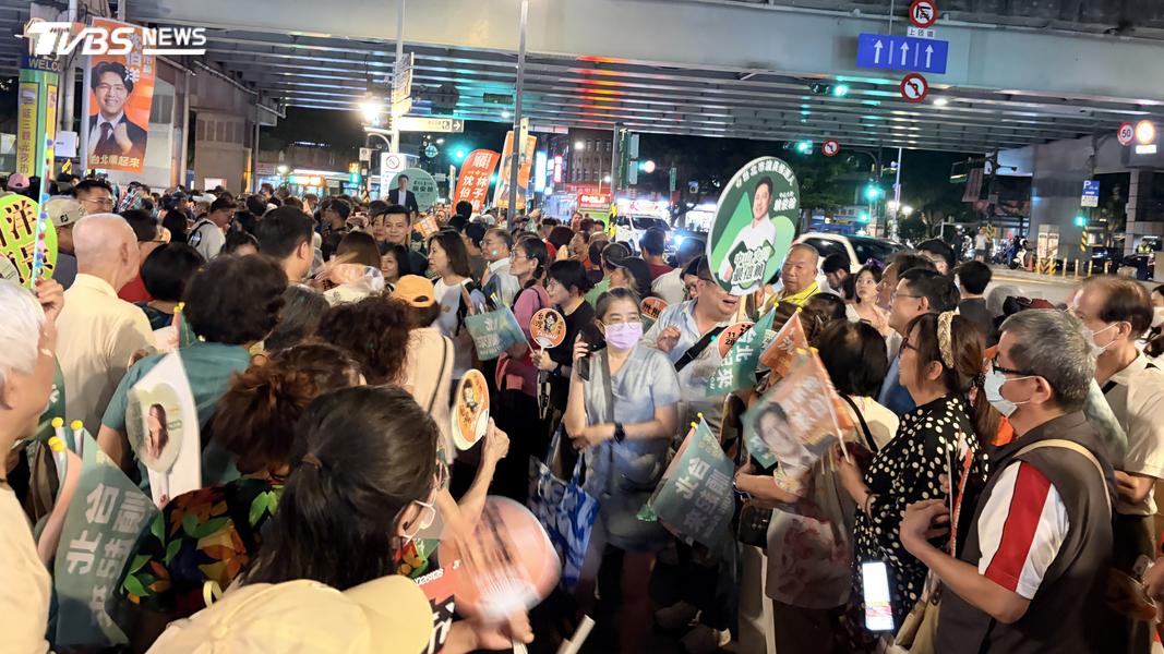 沈伯洋今日晚間前往大同區延三夜市掃街,晚間7時許,夜市前廣場已擠滿人潮。(圖/傅乙珮攝)