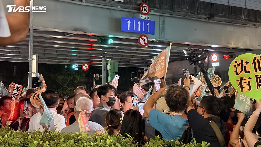 沈伯洋今日晚間前往大同區延三夜市掃街,抵達時已擠滿人潮。(圖/傅乙珮攝)