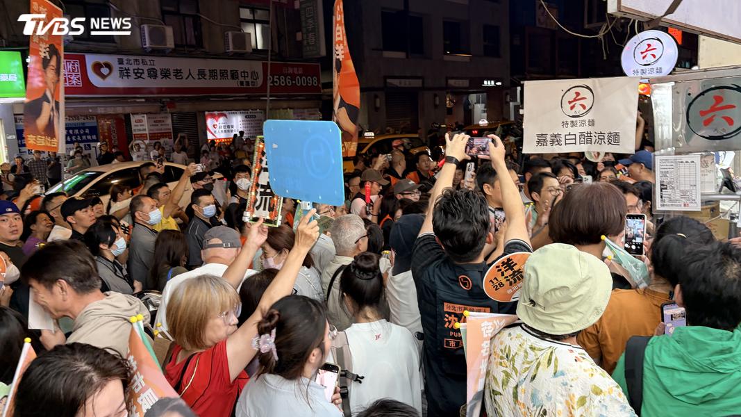 沈伯洋今日晚間前往大同區延三夜市掃街。(圖/傅乙珮攝)