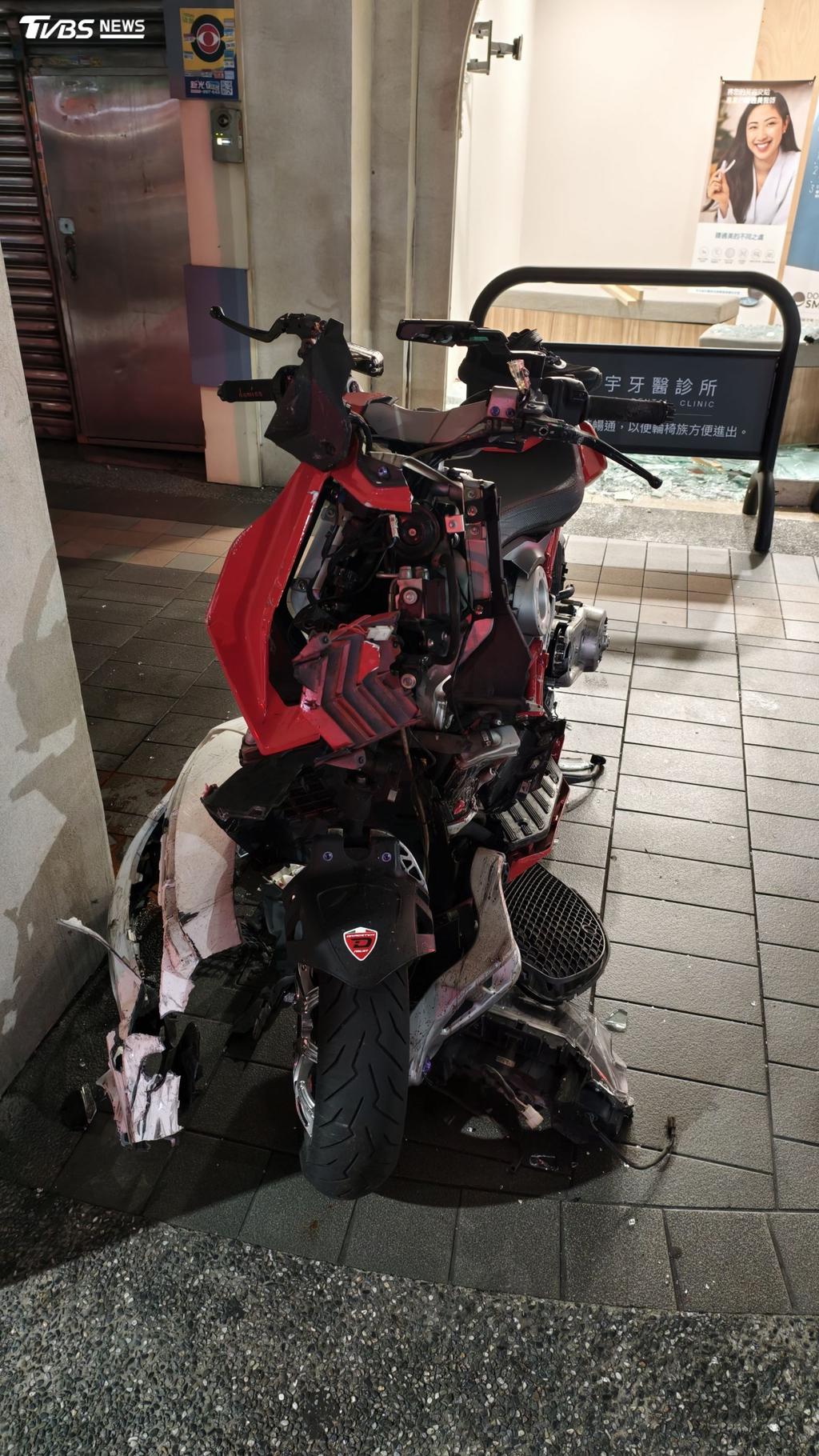 事故中受損嚴重的機車為義大利知名品牌 Italjet 的旗艦車款 Dragster 200,俗稱「戰羊」,官方建議售價27.8萬元。(圖/陳冠宇攝)