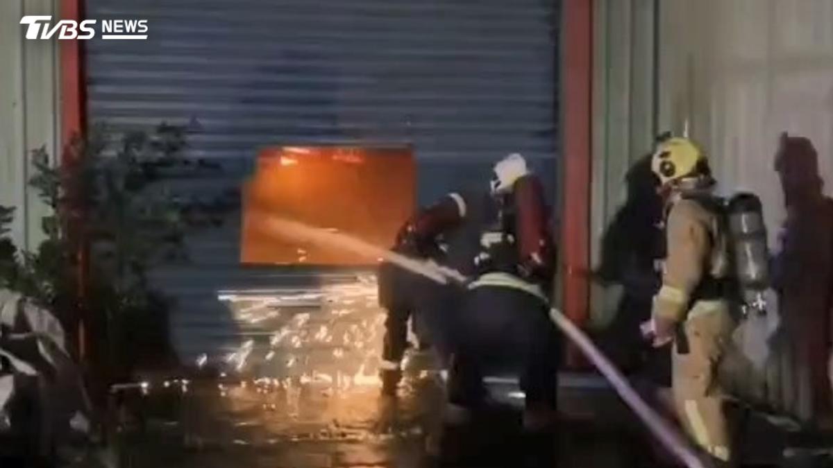 宜蘭冬山鋼鐵廠深夜竄火!廠內驚放甲苯 消防急破門灌救