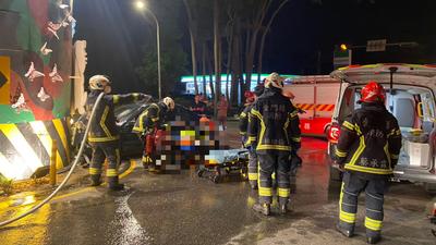金門轎車猛撞瓊林圓環!車體壓爛變形 駕駛受困死亡