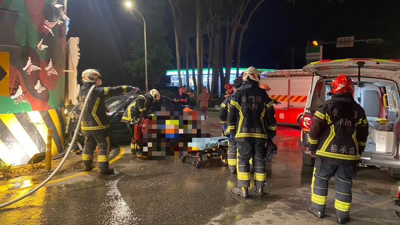 金門金湖鎮瓊林圓環昨(22)日晚間發生一起死亡車禍,駕駛OHCA送醫搶救不治。(圖/金門縣消防局提供)