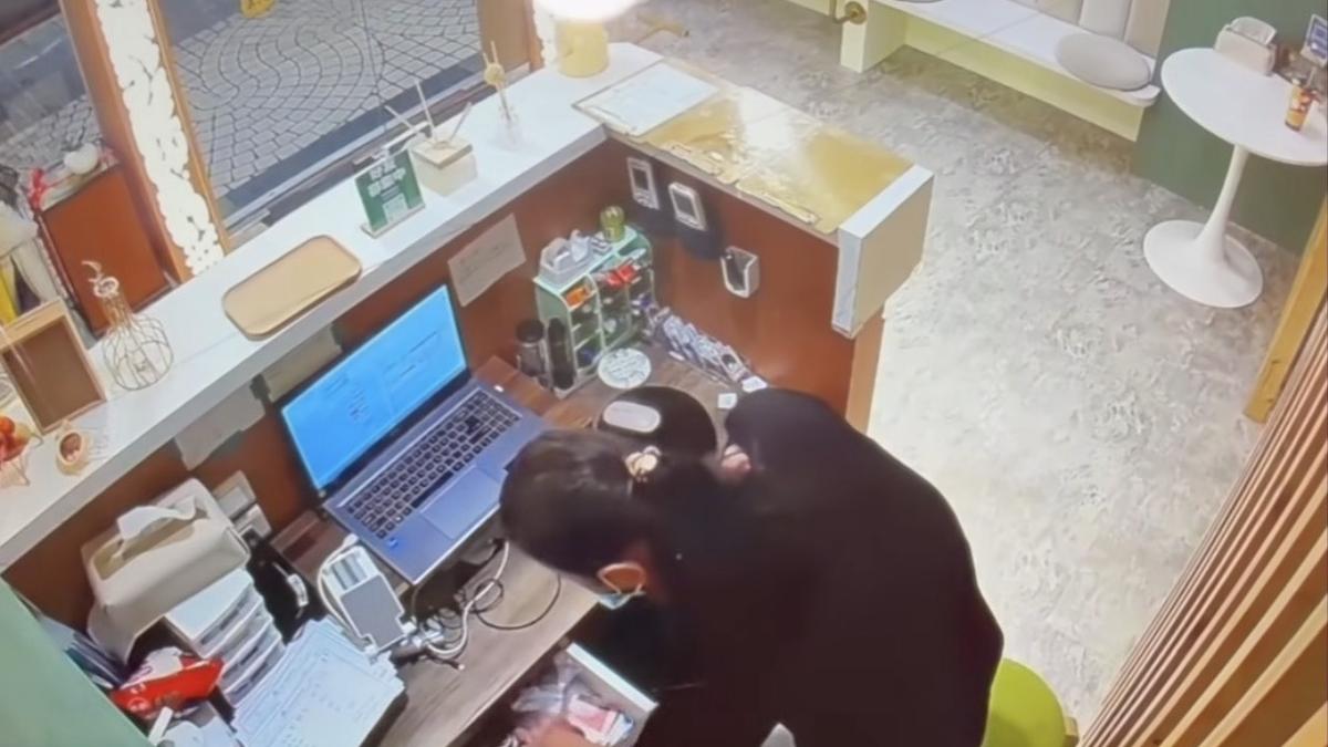 三重燒肉店火警「黑衣婦趁火打劫」 闖按摩店摸走3萬5000元