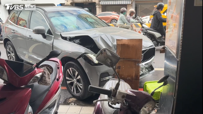 血壓低昏倒! 「瑞典坦克」失控衝撞雙載機車、銀樓柱子
