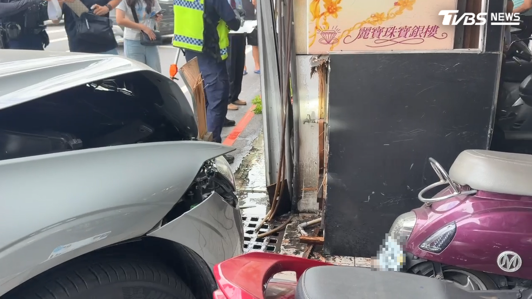 駕駛是因身體狀況不適,在踩油門時可能重壓,而他的女友察覺情況不對後介入,將方向盤往內打,車輛才會撞上騎樓。(圖/TVBS)