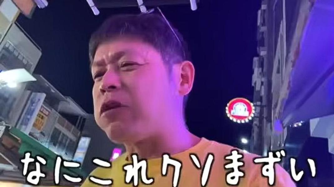 日本YTR堀井裕在高雄六合夜市買了「五花肉泡菜捲」吃了一口就吐掉,還喊著討厭台灣夜市。(圖/翻攝自YT)