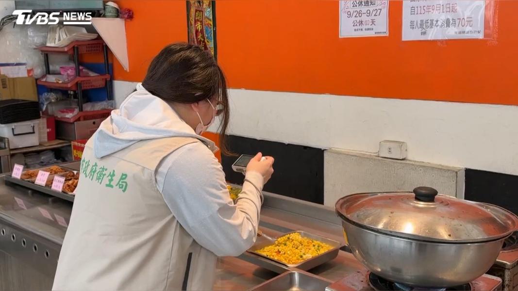 台南市衛生局接獲檢舉後,隨即派員趕在店家營業前進行稽查,現場拍照並採集樣本。(圖/TVBS)