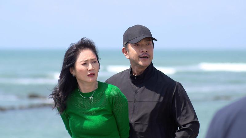 江俊翰在《豆腐媽媽》持槍挾持李之勤飾演的秀萍。(圖/民視提供)