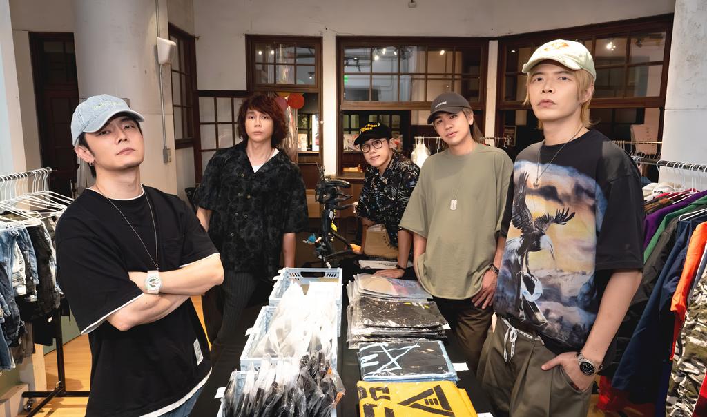 八三夭主唱阿璞(右1)向來是資深貓奴,陪伴他長達 15 年的愛貓「寶玓」去年因病離世。(圖/不搖就滾提供)