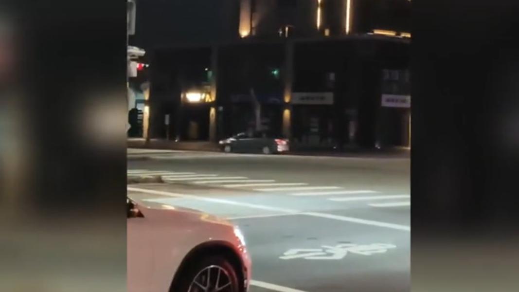 灰色轎車見警攔查第一時間加速逃逸。(圖/Threads@eric89044提供)