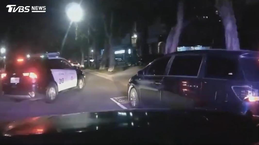 灰車最後遭到警車包夾,駕駛下車坦言自己是喝酒上路。(圖/TVBS)