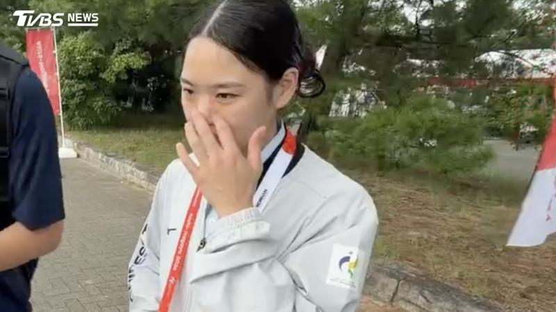 鍾雅淇敗部復活失利,淚別選手生涯。(圖/TVBS)