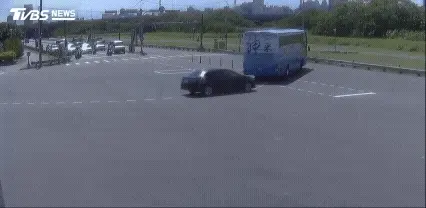 監視器拍下遊覽車撞倒限高桿的瞬間。(圖/TVBS)