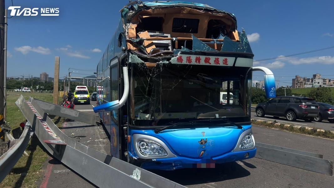 遊覽車撞倒限高桿。(圖/TVBS)