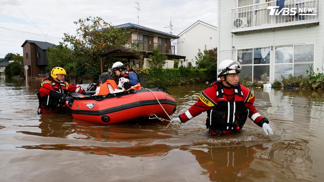 颱風「杜鵑」挾帶破紀錄豪雨重創日本關東地區和伊豆群島。(圖/達志影像路透社)