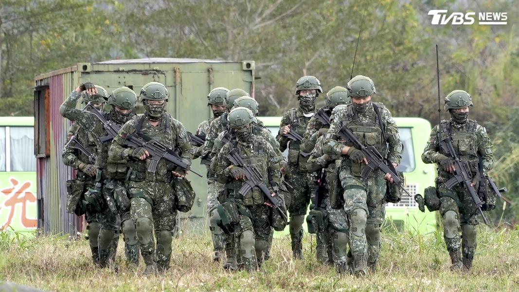 2023 年台灣達到徵兵年齡的男性人數首度跌破 10 萬大關(圖/達志影像美聯社)