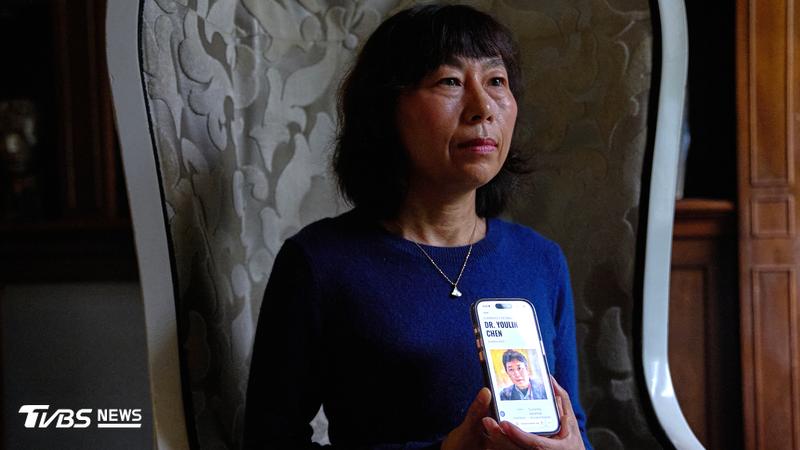 研究北韓核試驗的美籍專家陳友林的妻子榮玉芳在接受採訪時,手持一張陳友林的照片。(圖/達志影像美聯社)