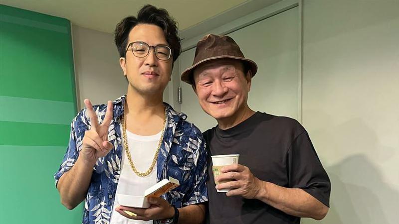 陳慕義(右)與沈伯洋合照。(圖/翻攝自陳慕義臉書)