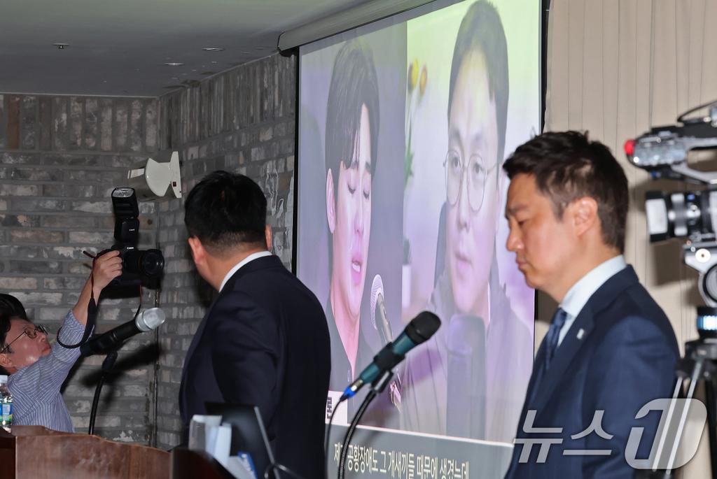金世毅(右)去年5月記者會上發布金賽綸的相關錄音檔,事後被認證為造假。(圖/news1提供)